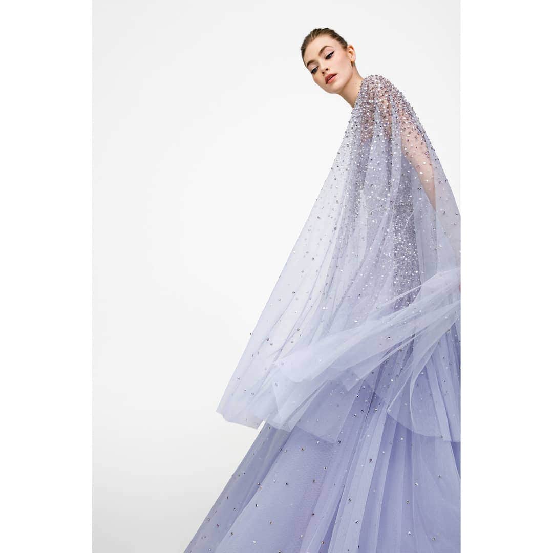 のインスタグラム：「Just in, the AW19 Collection; A glamorous collection of exquisite special occasion pieces and feminine silhouettes, designed for the modern cocktail glitterati. The collection is now available internationally, locate your nearest stockist via link in bio. #jennypackham #AW19 #instorenow #marielle #odetta」
