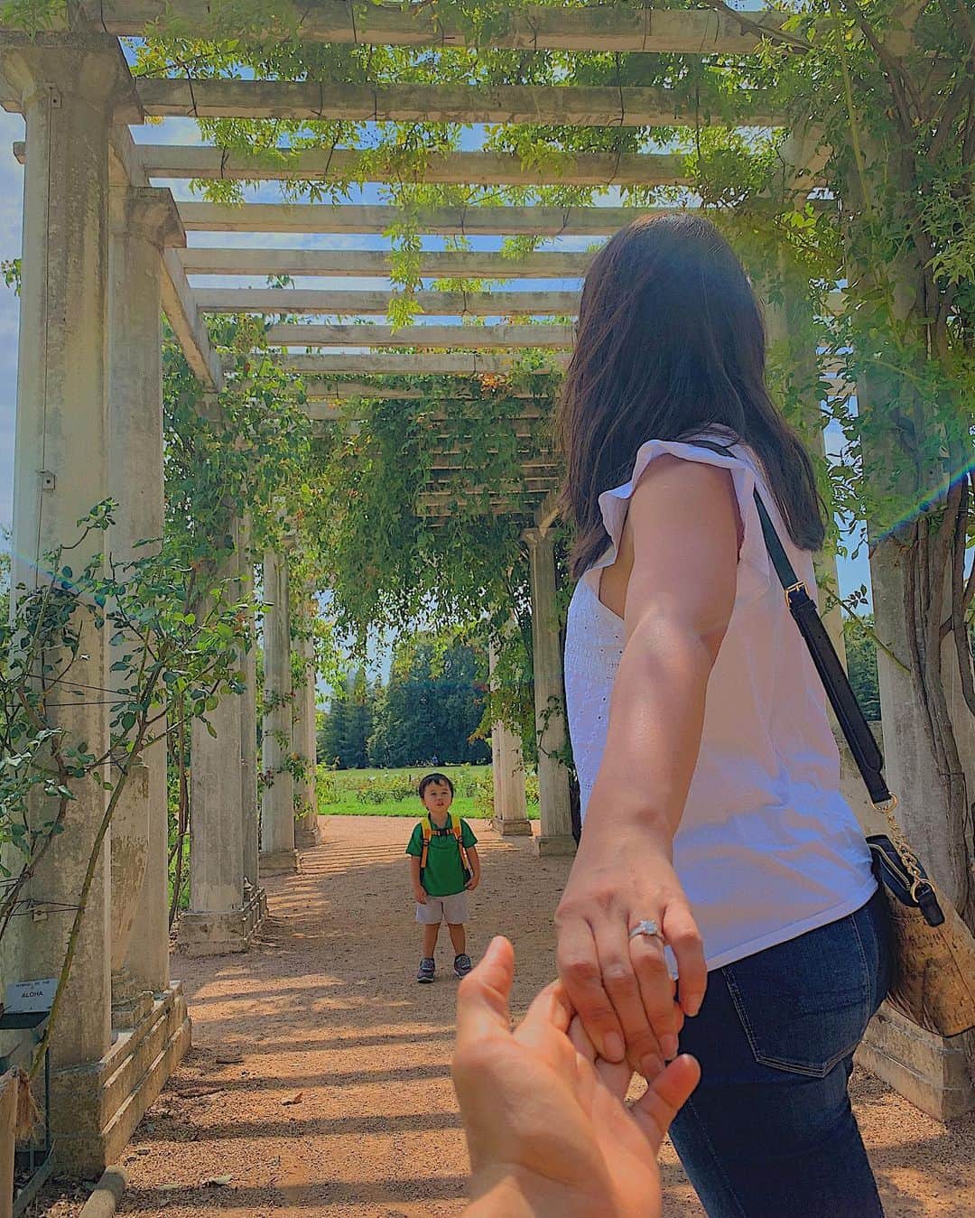 のインスタグラム：「#followmeto Lyon and to my son 😂 久々に手繋ぎシリーズ。 こうちゃんの顔が…笑 * * * * #lyon #france #summerholiday #momlife #twinmom #parcdelatetedor #twins #toddlerfashion #boygirltwins #リヨン #フランス #双子育児 #双子ママ」