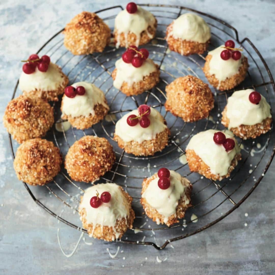 レイチェル・クーさんのインスタグラム写真 - (レイチェル・クーInstagram)「Sometimes kitchen disasters 😬 can turn into something quite special 🙌 🎉 These white chocolate and berry coconut mountains are case in point. Find out the full story (and get the recipe from #TheLittleSwedishKitchen) 👉 http://bit.ly/rk-mountains 📸: @davidloftus . . . . . . . #RachelKhoo #recipe #LittleSwedishKitchen #coconut #baking #KitchenDisaster #almondflour #sesame #swedish #sweden #SwedishRecipe」8月13日 16時15分 - rachelkhooks
