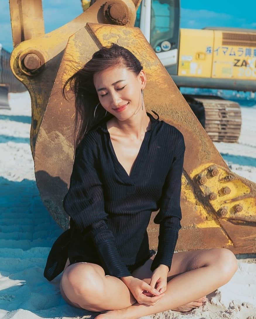 白雪のインスタグラム：「Summer with me is like... 🙈☀️ 眩しすぎる夏。セレクトが永遠に終わらないから遊ぶ。」