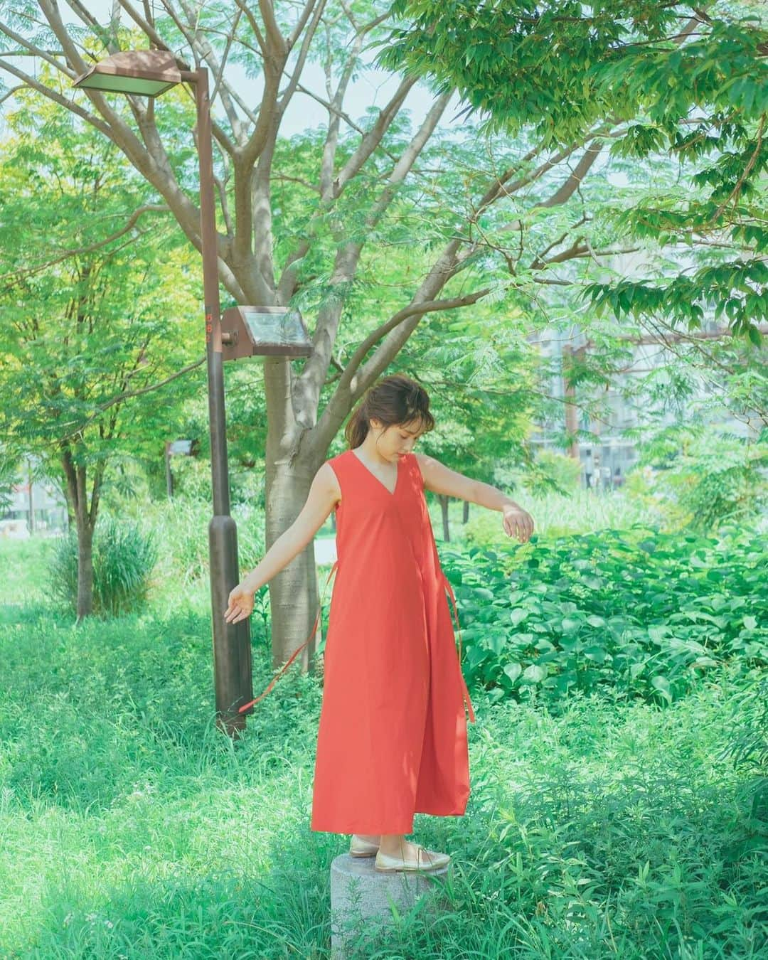 石川琴允さんのインスタグラム写真 - (石川琴允Instagram)「: 木漏れ日 👒🍃 : : : : : : いつもありがとう📗 : #fashion #ワンピース #ファッション #red  #撮影 #夏の章 #ポートレート #写真好きな人と繋がりたい #石川琴允 #ことぽん」8月13日 16時32分 - kotopon09