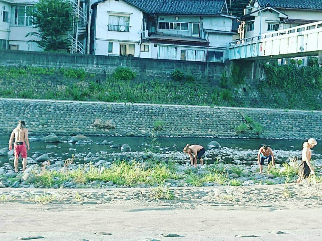 藤田洋平（YO-HEY）さんのインスタグラム写真 - (藤田洋平（YO-HEY）Instagram)「僕の夏休み。  今年も地元に強化合宿。  初日は謎の川遊び(地元民からすればここでえーとしこいたおっさんらが遊ぶ？って場所…) ～渾身のそうめん流し ～渾身の卓球大会 ～渾身のスーファミ大会  地元は僕よりHAYATAファン…  #noah_ghc #夏休み #養父市 #bbq」8月13日 16時27分 - yohey0206