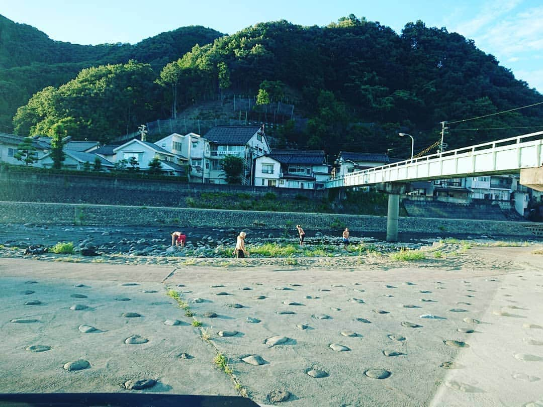 藤田洋平（YO-HEY）さんのインスタグラム写真 - (藤田洋平（YO-HEY）Instagram)「僕の夏休み。  今年も地元に強化合宿。  初日は謎の川遊び(地元民からすればここでえーとしこいたおっさんらが遊ぶ？って場所…) ～渾身のそうめん流し ～渾身の卓球大会 ～渾身のスーファミ大会  地元は僕よりHAYATAファン…  #noah_ghc #夏休み #養父市 #bbq」8月13日 16時27分 - yohey0206