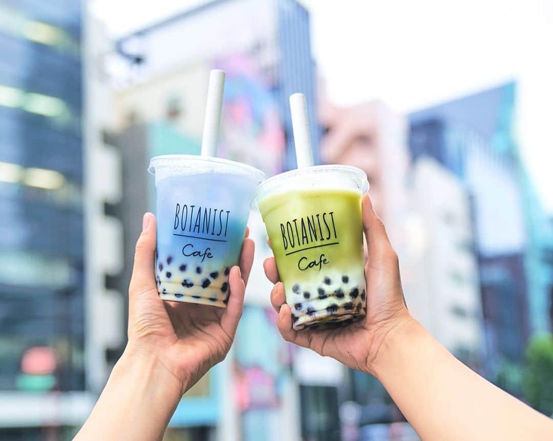 のインスタグラム：「夏本番。 暑い日が続きますね🌞 ⠀⠀ 東京表参道にあるフラッグシップショップ BOTANIST Tokyo（@botanist_tokyo）店頭ティースタンドで限定発売中の“バタフライピーソイミルクティー”（画像左）は、ヴィーガンの方でも楽しめる #タピオカ ドリンク😆 ⠀⠀ また店頭でお渡ししている #うちわ には、8月末までの何度でも使える5%OFF※クーポンも付いています♪ 夏休みのお出かけ時に、ぜひお立ち寄りください🌴 （※1F Shop内の商品にのみお使いいただけます） ⠀⠀ ＜MENU＞ ✔︎ BOBA TEA BUTTERFLY PEA × SOY MILK（左） （タピオカ バタフライピーソイミルクティー【ヴィーガン対応】） ⠀⠀ 鮮やかなバタフライピーティーと、ソイミルクが2層に。 トロピカルなココナッツシロップの甘さと風味がポイント♪ ⠀⠀ ✔︎ BOBA TEA MATCHA × MILK（右） （タピオカ 抹茶ミルクティー） ⠀⠀ まろやかで濃厚な抹茶フォームとミルクが2層に。 ヘーゼルナッツシロップの香ばしい風味がアクセント♪ ⠀⠀ ・各¥600（税込） ・限定100杯 / 日 ・台湾産の本格タピオカ使用✨ ・地球にやさしいエコカップと紙ストローで提供🌍 ⠀⠀ Summer holiday! Perfect timing to try our new limited Vegan #bobatea ! ⠀ Our Butterfly Pea Soy Milk Tea (left pic) is vegan and guilt-free! ⠀⠀ Both are available for take-away, so why not cool down for a moment as you stroll by! ⠀⠀ ＜MENU＞ ✔︎BOBA TEA BUTTERFLY PEA x SOY MILK Boba tea made with Butterfly Pea Tea and Soy Milk (Vegan). A light and refreshing taste made with two layers of soy milk and tea! Enjoyed with the tropical taste of coconut whip. ⠀⠀ ✔︎BOBA TEA MATCHA x MILK Boba tea meets Matcha Milk Tea.  A concentrated and rich matcha foam is layered with milk in two layers.  Accented with hazelnut syrup. ⠀⠀ ¥600 each (Tax included) ⠀⠀ #BOTANIST #ボタニスト #botanisttokyo #ボタニストトウキョウ ⠀⠀ 🗼@botanist_tokyo 🌍@botanist_global 🇨🇳@botanist_chinese 🇰🇷@botanist_korea」