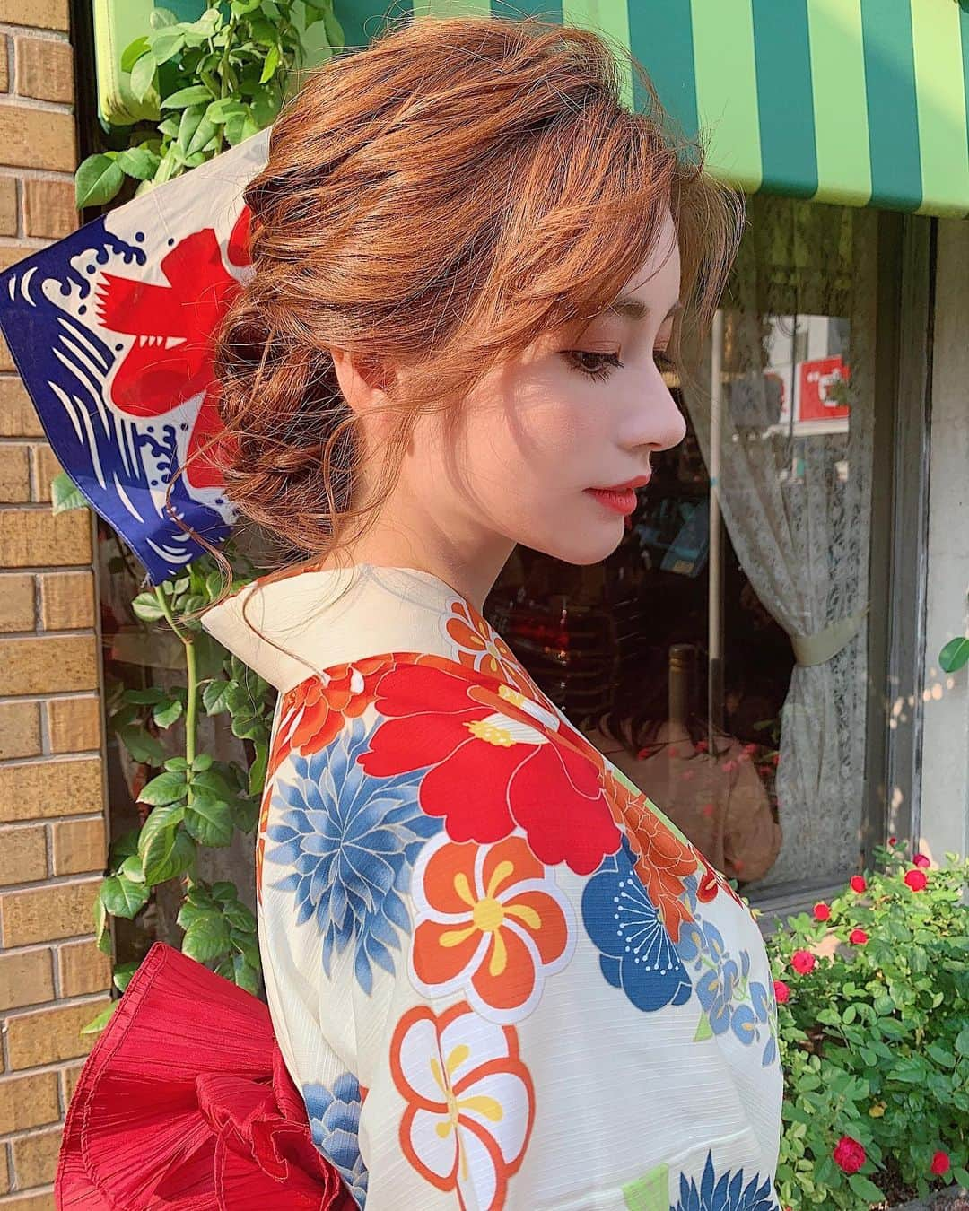 得あゆさんのインスタグラム写真 - (得あゆInstagram)「浴衣ヘアアレンジこんな感じ🍧👉🏻 こっちの顔あんまり得意じゃないけど 珍しく撮ったから載せる🎐🎐🎐 ・ ・ ・ ・ ・ ・ ・ ・ ・ #お祭り#浴衣#花火#花火大会#大阪#関西旅行#旅行#家族旅行#旅#女子旅#浴衣ヘアアレンジ#ヘアアレンジ#食べ歩き#インスタ映え#カメラ女子#モデル#ヘアスタイル#夏休み#かき氷#夕日#髪型#美容室#サロモ#サロンモデル#横顔#sunset#travel#osaka#japanesegirl#japanesefood」8月13日 16時29分 - tokuayu819