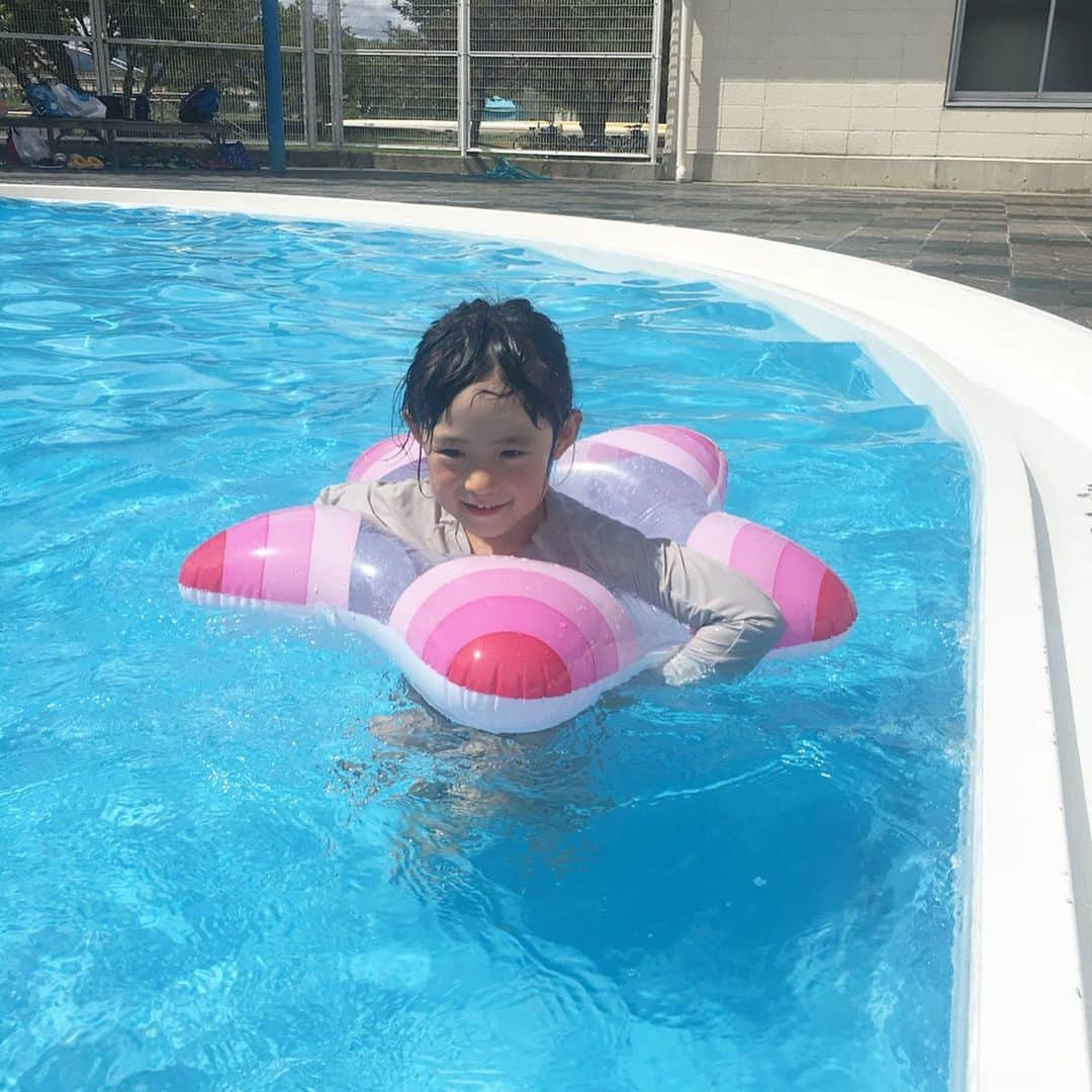 *yoko*さんのインスタグラム写真 - (*yoko*Instagram)「* ◇2019.8.13 ・ 暑すぎてお友達とプール👙 園長先生家族とバッタリ会って子どもたち大喜び😁 プール気持ちよすぎて、毎日でも入りたいわw この後は、友人宅でまったりお酒飲み〜🍺 ・ #5歳#5歳7ヶ月#プール」8月13日 16時35分 - yococono