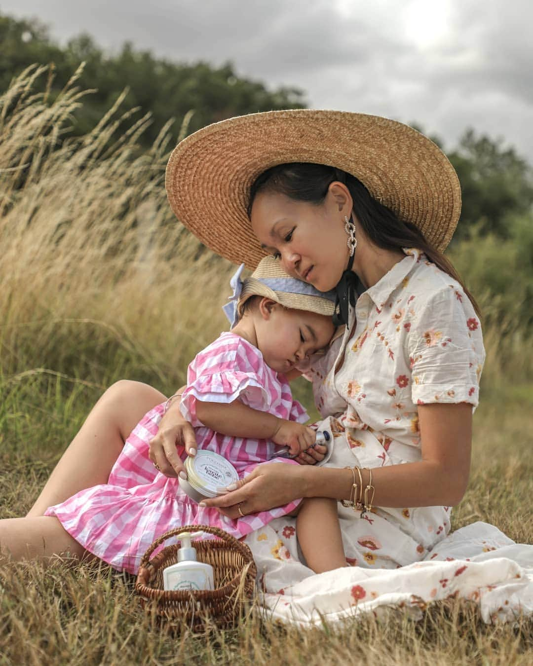 Mariko Kuoさんのインスタグラム写真 - (Mariko KuoInstagram)「Mama and Ayame bonding time 👩‍👧💕🥰 Loving using the @loccitane_uk_ire Shea Baby moisturising milk and massage balm on my little munchkin.」8月13日 16時37分 - marikokuo