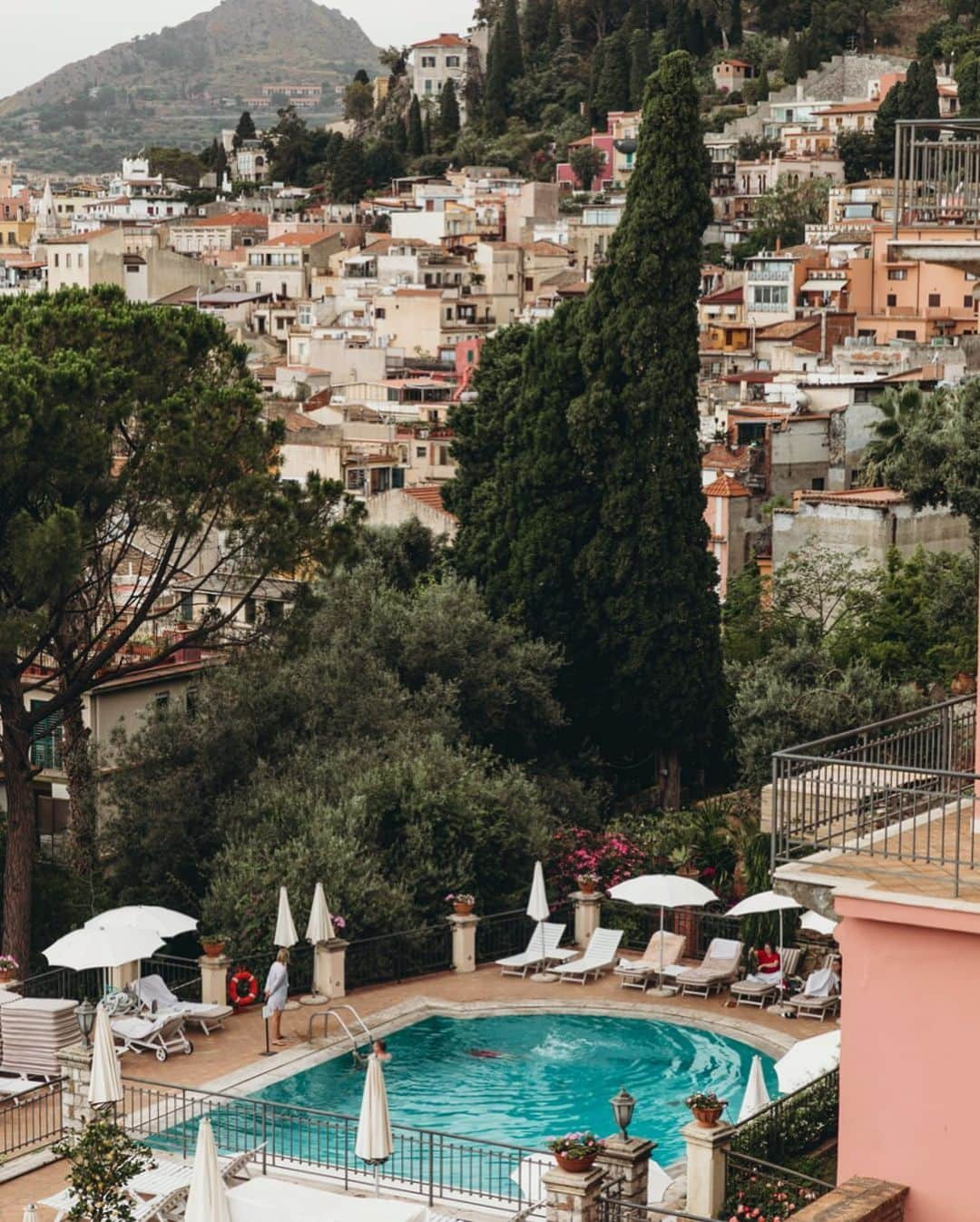 Collage Vintageさんのインスタグラム写真 - (Collage VintageInstagram)「La Dolce Vita in Taormina 🇮🇹 @belmondgrandhoteltimeo」8月13日 16時38分 - collagevintage