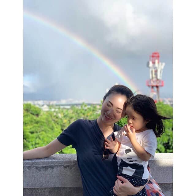 日高薫のインスタグラム：「最高な天気の時に台湾旅行ってこれました😘  スコールあとの風が心地良くて虹も🌈見れて幸せな瞬間✌️❤️ この後はプールへ👒  #台湾 #台湾旅行 #taiwan #家族旅行 #両親へのプレゼント #還暦旅行 #娘ちゃん初海外 #2歳 #虹 #🌈 #👨‍👩‍👧 #👴👵」