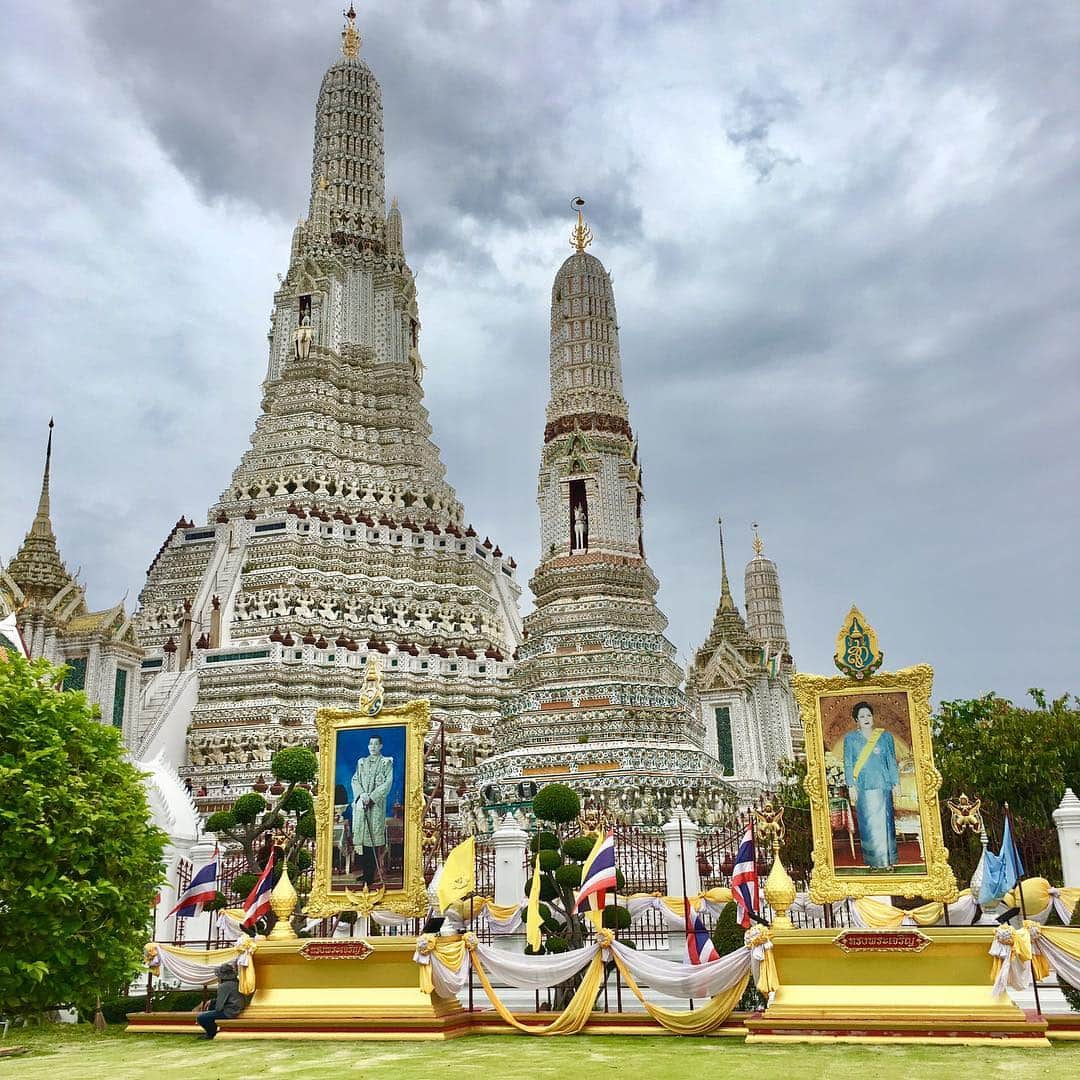 松浦志穂さんのインスタグラム写真 - (松浦志穂Instagram)「タイに着いて2時間でイベント中止になりほぼ慰安旅行になったタイ🙏 ・ イベントのMCをするはずだったペナルティのワッキーさんも合流してくださりワットポーの大寝釈迦仏🏯建物の色づかいやデザイン可愛かったなぁ🎨船で川も渡りました🚤街中やショッピングモールいろんなところに国王や王妃の写真。中が派手なタクシー🚖唯一のお仕事。取材📸 ・ #吉本坂46 #タイに着いて2時間でイベント中止連絡 #慰安旅行 #ガイドしてくださったワッキーさんは肝心なことは何も教えてくれない #1日半堪能させてもらったタイ #サワディーカップ  #コップンカー  #またリベンジさせてくださいタイの神様 🙏」8月13日 16時45分 - matushiho