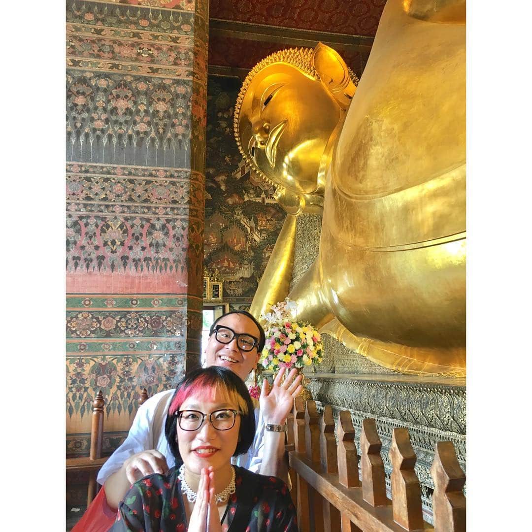 松浦志穂のインスタグラム：「タイに着いて2時間でイベント中止になりほぼ慰安旅行になったタイ🙏 ・ イベントのMCをするはずだったペナルティのワッキーさんも合流してくださりワットポーの大寝釈迦仏🏯建物の色づかいやデザイン可愛かったなぁ🎨船で川も渡りました🚤街中やショッピングモールいろんなところに国王や王妃の写真。中が派手なタクシー🚖唯一のお仕事。取材📸 ・ #吉本坂46 #タイに着いて2時間でイベント中止連絡 #慰安旅行 #ガイドしてくださったワッキーさんは肝心なことは何も教えてくれない #1日半堪能させてもらったタイ #サワディーカップ  #コップンカー  #またリベンジさせてくださいタイの神様 🙏」