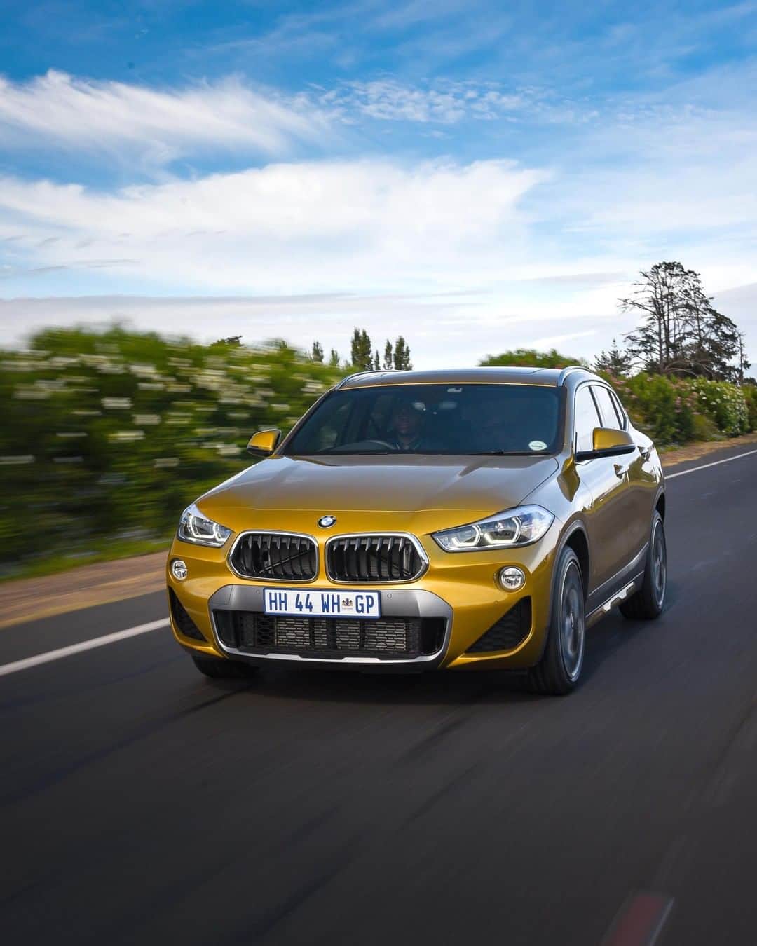 BMWのインスタグラム：「Golden treasure of the roads. The BMW X2. #BMW #X2」