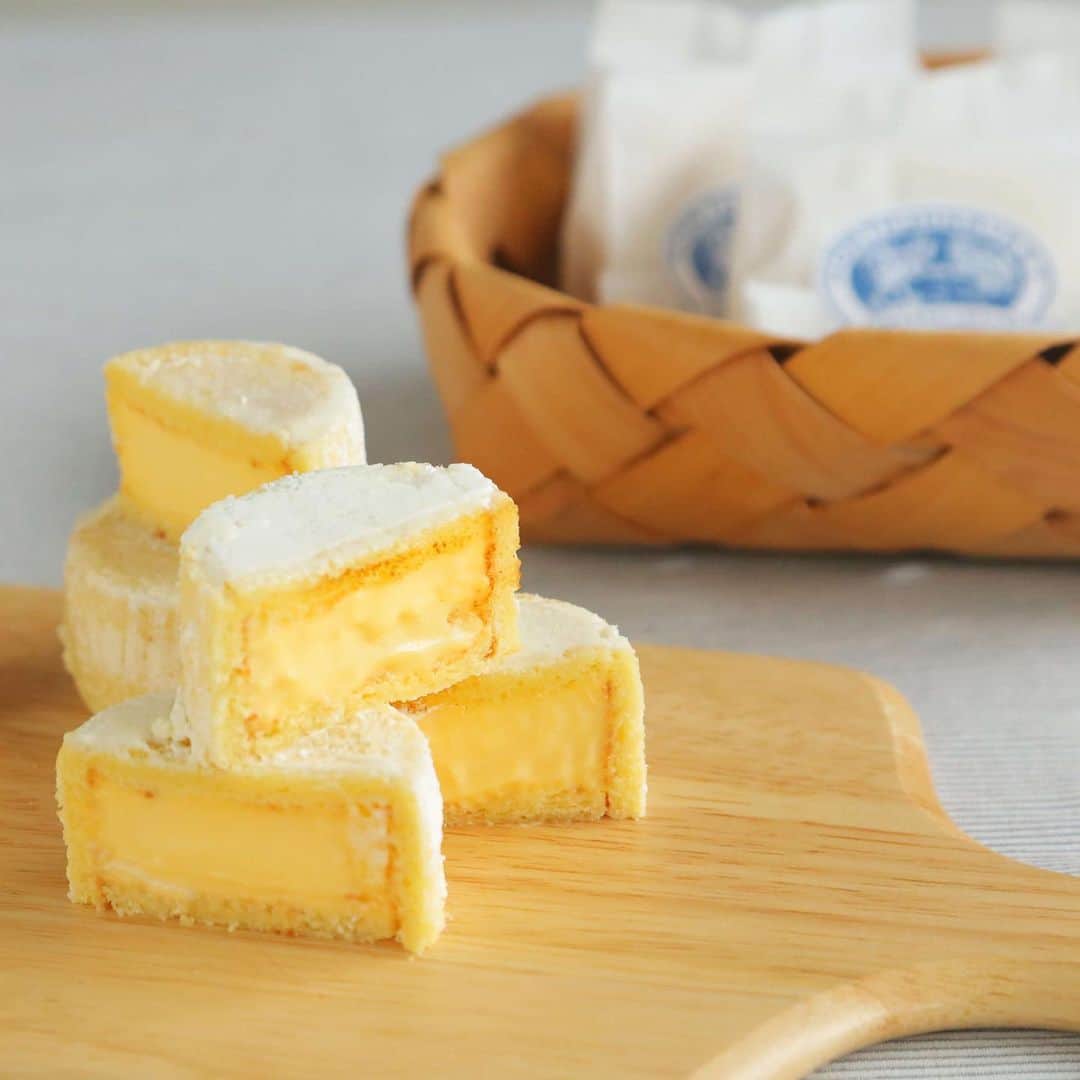ユーハイム公式さんのインスタグラム写真 - (ユーハイム公式Instagram)「【カマンベールチーズケーキ】﻿ ﻿ ユーハイムの北海道限定ブランド﻿ 「ノースハーベスト」の﻿ カマンベールチーズケーキ🧀﻿ ﻿ ひとつひとつ丁寧に仕上げた﻿ 見た目もカマンベールチーズにそっくりな﻿ 直径6cmの小さなチーズケーキ。﻿ ﻿ 口の中でとろけるチーズクリームの﻿ 濃厚でまろやかな味わいをお楽しみください。﻿ ﻿ 個包装タイプですのでお土産にもおすすめです。﻿ ﻿ ﻿ #ユーハイム #ノースハーベスト﻿ #カマンベールチーズケーキ #北海道限定﻿ #チーズケーキ #チーズスイーツ﻿ #ケーキ #お土産 #北海道限定 #北海道土産﻿ #おやつ #デザート #スイーツ﻿ #cake #dessert #cheesecake」8月13日 17時00分 - juchheim1909