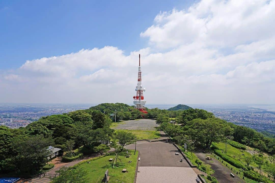 平塚市さんのインスタグラム写真 - (平塚市Instagram)「* 【#hiratsukagood写真展 作品募集中♪】 次なるテーマは「湘南平」！ お馴染みのテレビ塔はもちろん、 360度のパノラマ景観に 愛の南京錠をかける「ainowa」など 見どころ満載、平塚自慢のスポットです。 パシャリと撮った一枚は #hiratsukagood を付けて投稿してね。 (過去投稿にハッシュタグを追加してもOK) 審査は8月23日(金)まで。 ***************** #手をつなぎたくなる街 #hiratsukagood #hiratsuka#平塚 #shonan#湘南 #kanagawaphotoclub #湘南平#展望台 #テレビ塔#ainowa #富士山#mtfuji #写真展 #夏#夏休み #夏の思い出 #週末の過ごし方 #日々#暮らし #instagramjapan#igersjp」8月13日 17時00分 - hiratsukagood