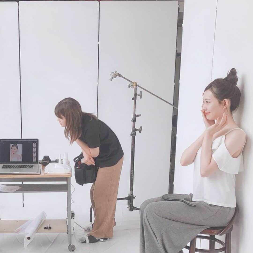 渡辺美優紀さんのインスタグラム写真 - (渡辺美優紀Instagram)「. 「美優紀です。」発売まであと10日！！！ ひぇーーーー💘 ドキドキワクワク。。 いろんなページがあります！ライフスタイルページは私の全部のことについて詰め込ませていただいております！🐱 顔や体の細かなサイズまで測って載せることになりました！手首とか顔の横幅や縦幅とかまつげの長さとかたくさん🙉 載せられないグラビアページのお写真もみなさんの感想が楽しみで待ち遠しい！💘 . #美優紀です #ボディケア #スキンケア . @miyukidesu0823 ←中の人🧑🏻👨🏻‍🦱👨🏻‍🦳👵🏻が頑張って更新中です⭐️フォローお願いしますっ。」8月13日 16時55分 - miyukichan919