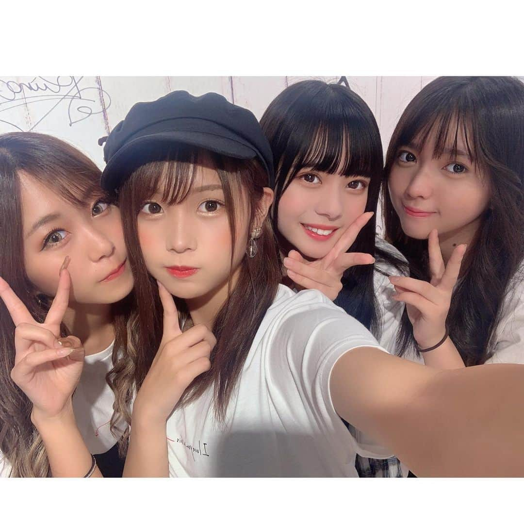 れいたぴさんのインスタグラム写真 - (れいたぴInstagram)「♡ . 渋谷MODIにて今日好きグッズショップイベント ありがとうございました💗👈🏼 . なんと！！ 3時間1回も列が途切れることなく、100人以上もの方が 来てくださったみたいで嬉しい限りです😭 . Tシャツやミラー、アイフォンケース、など 普段から使えるアイテムばかりなので ゲットした方は明日から是非愛用してください〜❤︎ . そしてなんとなんと、、、 3枚目の画像にあるようにやじるーとの この学校ソックスはれいたぴ考案です😭 現実になると思ってなかったからすごく嬉しい、、、 是非このソックスを履いて学校行ってください〜 . . .」8月13日 16時57分 - _reistagram._