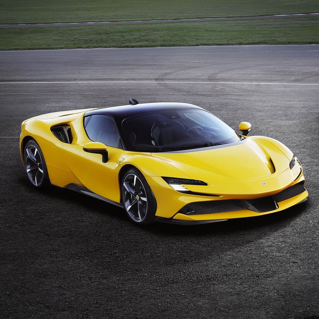 フェラーリさんのインスタグラム写真 - (フェラーリInstagram)「The #FerrariSF90Stradale’s avant-garde design highlights its unique speed and power. #Ferrari #ItalianDesign #LuxuryCars #CarsWithoutLimits」8月13日 17時00分 - ferrari