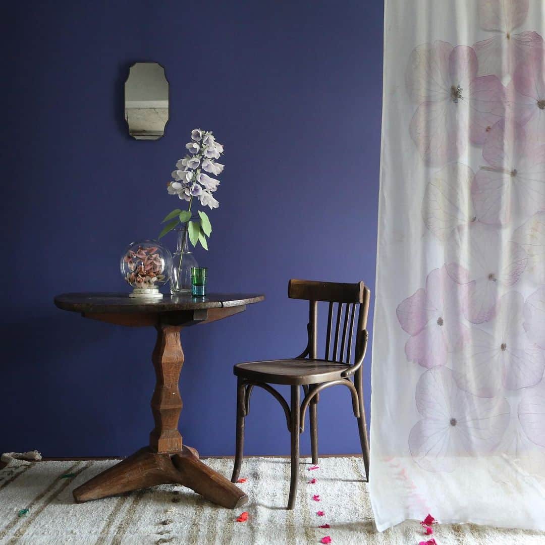 H.P.DECOさんのインスタグラム写真 - (H.P.DECOInstagram)「【RECOMMEND】 夏を楽しむスタイリング。淡いピンクの花が転写された、透け感のあるカーテンには、重厚なヴィンテージ家具を合わせて。 アートを描くように、心地よいコントラストを演出しませんか。  #tsetseassociees #colombaleddi #lasoufflerie #thegreenvase #interior #decoration #暮らし #hpdeco #hpdecoaosando #bazaretgardemanger」8月13日 17時01分 - atelier_ma_vie