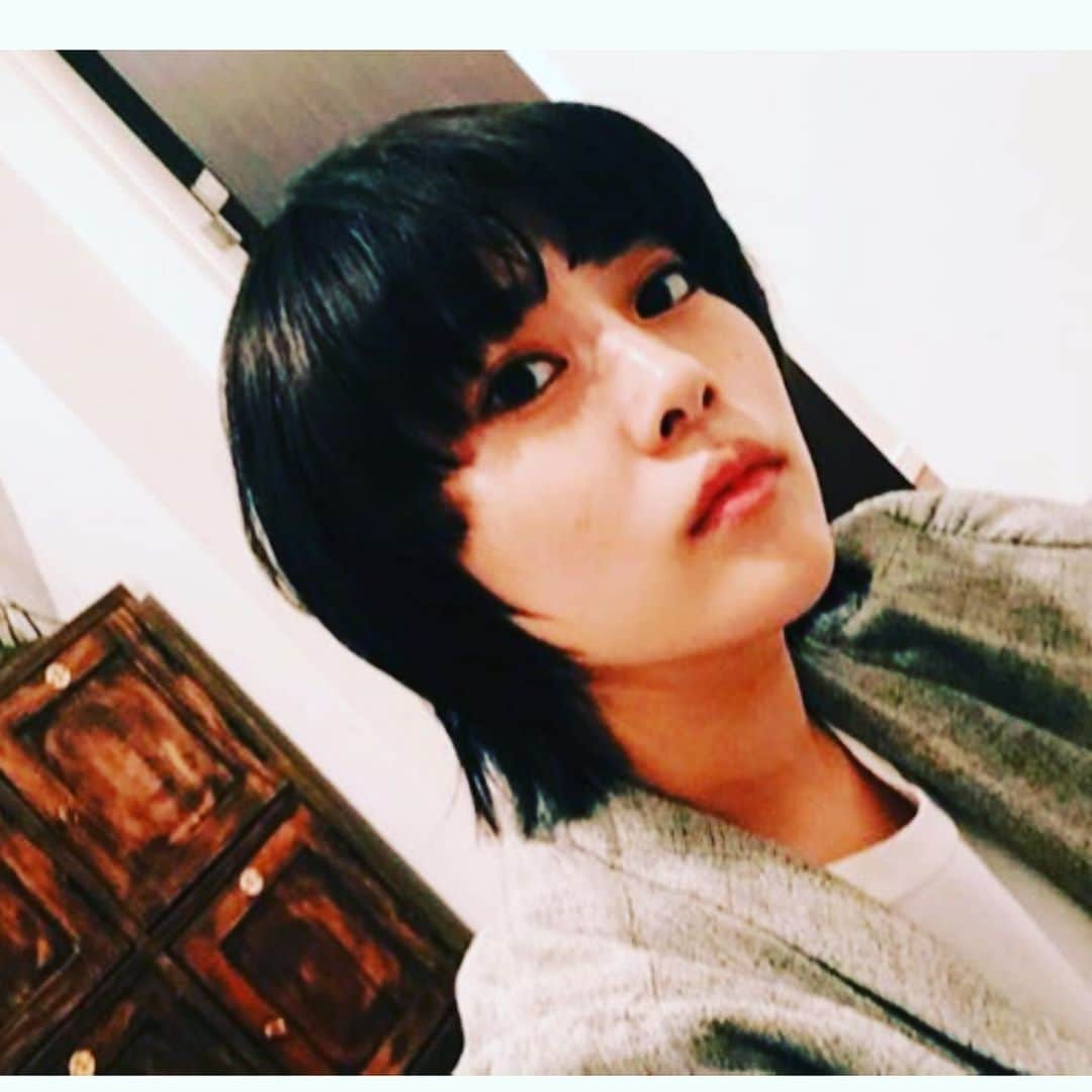 のインスタグラム：「高畑充希ちゃん  今回、10月からのドラマ「同期のサクラ」に向かってヘアスタイルチェンジ❗️マニッシュなウルフカットが新鮮な充希ちゃんの表情… 去年のボブからhaircutを担当させていただいてますが…どんどん変化していく姿は見ていても気持ち良くHappy ✨  #mitsukitakahata  #10月スタートのドラマ #水曜日10時pm #wolfcut #ウルフヘアカット  #twiggytokyo  #haircutbyme #hairsalon #naturallife #yumedreaming  #epicurean  #twi」