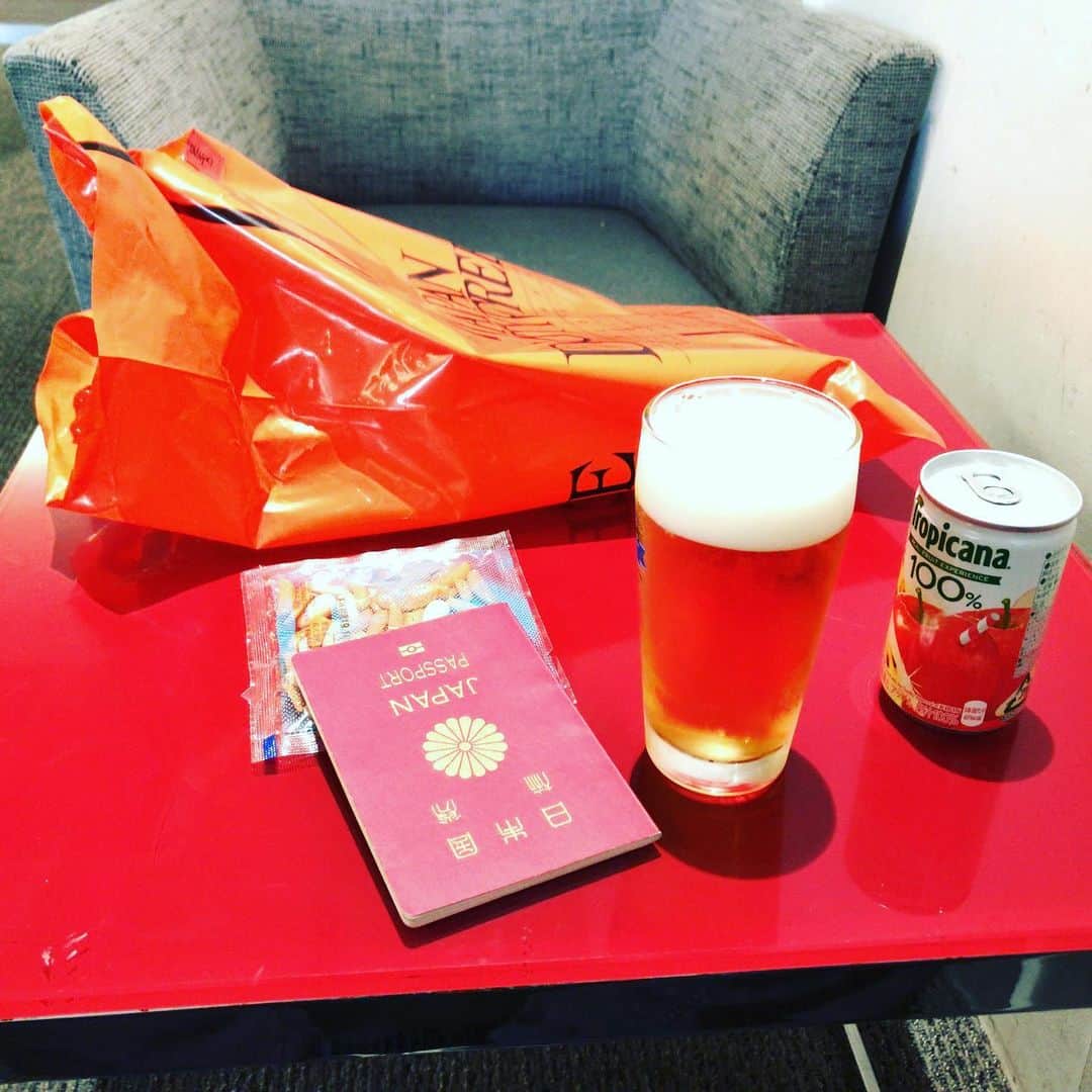 高橋文樹のインスタグラム：「エアポートおじさんなう。せっかくなので絶対にラウンジを使いたいマンなのだが、あまり時間がない……」