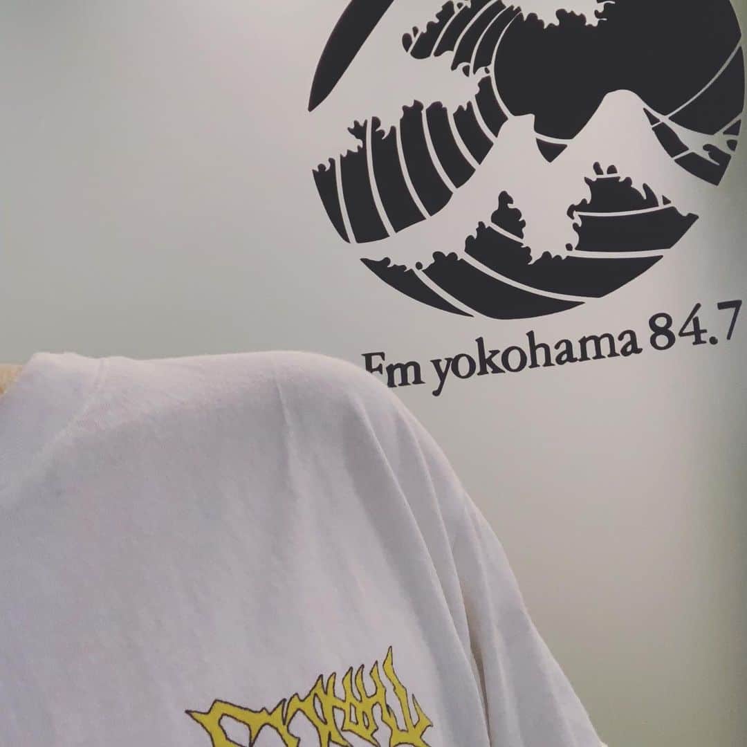 のインスタグラム：「FM YOKOHAMAに久しぶりに来た👀 番組でクイズがあって2問正解したから来週も曲をかけてくれるんだって！✨ ミュージシャンに優しい番組☺️ #thegazette #fmyokohama #tresen #トレセン」