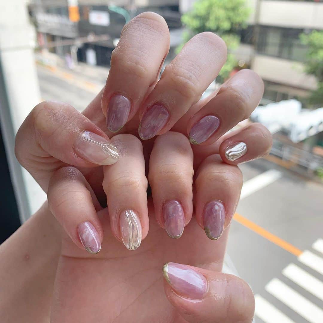 RUBY&ONYX by Kanako Miuraのインスタグラム：「もやもや💭💭 参考画像アレンジ✨ ・ ・ ・ 15日(木) 14:00〜.16:30〜 16日(金) 14:30〜.17:00〜 17日(土) 12:00〜.14:30〜.17:00〜 18日(日) 13:30〜  ご案内可能でございます！ 手足同時も可能なお時間ございます💡 その他のお時間もご相談くださいませ。  お子様もお隣に座れるペアルームや個室もございます💡 ・ ・ ・ 🌿月額制もやってます🌿 ○プレミアム会員(ハンド&フット)¥29,800(税抜)・ ○ハンドレギュラー会員¥14,800(税抜)・ ○フットレギュラー会員¥14,800(税抜)・ ・ それぞれ全てのメニューが月に何度でもご利用頂けます。  ご予約、お問い合わせはDMまたは 0354595882 LINE ID：@ rubynail までお気軽にどうぞ💫  #daikanyama#nailsalon#nail#gelnail#rubyandonyx#summer#summernails#handnail#mode#cool#studs#menscare#ART#turqoise#メンズネイル#メンズケア#定額制ネイル#通い放題#ジェルネイル#ネイル#ノーサンディング#ショートネイル#代官山ネイルサロン#トレンドネイル#夏ネイル#ターコイズネイル」