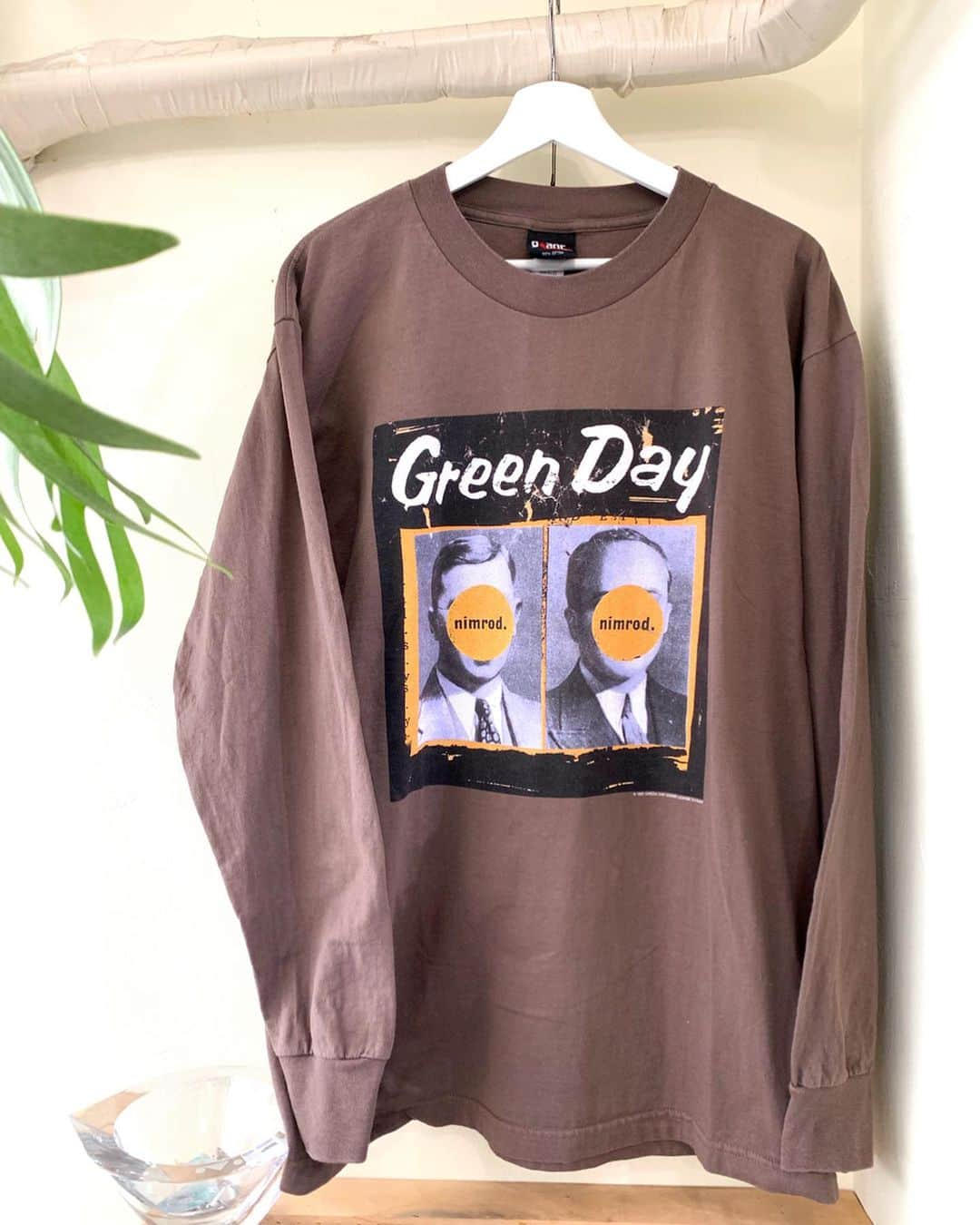 ジャムルさんのインスタグラム写真 - (ジャムルInstagram)「'97-'98 Green Day L/S Tee ¥13750+tax 肩幅 53cm 身幅 54cm 着丈 76.5cm 袖丈 62.5cm . 通販も可能です。 お問い合わせはお電話で承ります。 . [#jammru_tee] #お問い合わせはお電話で承ります #jammru #osaka  #fashion  #streetstyle  #streetfashion  #vtg  #vintage  #used  #usedclothing  #古着 #古着屋 #ファッション #70s #80s #90s #vintagetshirts#vintagetee#tshirts#tee#greenday」8月13日 17時05分 - jammru