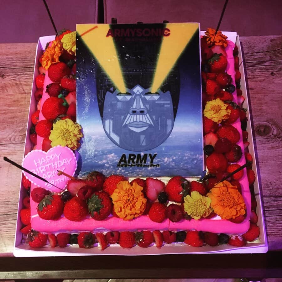 azumiのインスタグラム：「昨夜は我がASOBISYSTEMあーみー社長の誕生日。懐かしの仲間が集ったりして「ここは数年前の代官山？」と錯覚するほど楽しかった。恒例の沈没あーみーも見られて夏も始まりました。 DJ中、可愛いAMIAYAとUNAが踊ってくれて嬉しかった〜。 #asobisystem #amiaya #una」