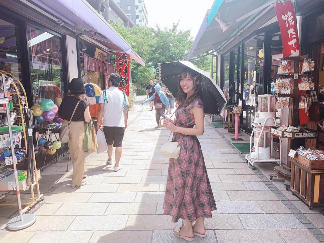 石倉侑芽さんのインスタグラム写真 - (石倉侑芽Instagram)「松本城近くの#なわて通り 🌟 昔ながらのレトロな雰囲気が とても落ち着く素敵な場所でした💓 . 食べ歩きを楽しんだりお土産を買ったり☺️✨ こういう街並み大好き🌈 街ぶらりは旅に欠かせない要素です🌟 . 前回の投稿で質問があったので💓 ワンピースは @and.couture の新作です！ めっちゃ可愛いよねー☺️💗 お気に入り❀.(*´◡`*)❀. . #松本城#松本観光#長野観光#ゆめちんぶらり旅 #matsumotocastle#japan#ゆめちんコーデ#andcouture」8月13日 17時10分 - yume8115