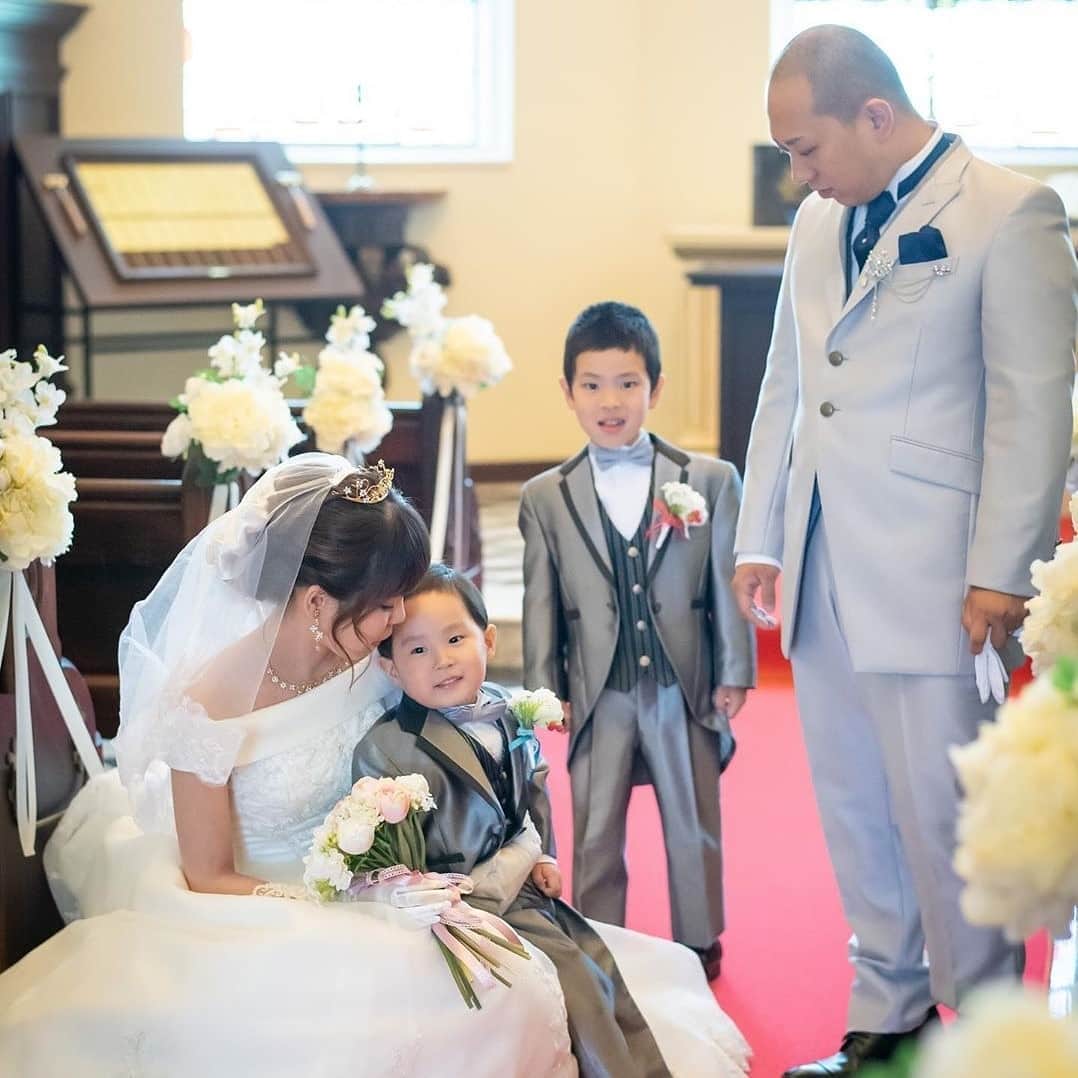 ホテルモントレウェディング【公式】 のインスタグラム：「♥ ￣￣￣￣￣￣￣￣￣￣ @montereyweddingをフォローして 『 #モントレ花嫁 』『 #ホテルモントレ』の タグをつけて投稿してくださいね＊*. . ホテルモントレ ラ・スール大阪 @lasoeurosaka_weddingの #卒花嫁 @_kana_weddingさまより 素敵なお写真をリグラムさせていただきました！ ・ お子様のタキシード姿がとっても 可愛く癒される後撮りの際の一枚✧* 何気ない瞬間も素敵ですね♡ ・ ◆ホテルモントレ公式HPはこちら* https://www.monterey-wedding.jp ・ #モントレ #モントレ花婿  #プレ花嫁 #卒花 #marry花嫁 #dressy花嫁 #farnyレポ #プラコレ ﻿#maricuru #dressy花嫁 #日本中のプレ花嫁さんと繋がりたい #ウエディングニュース #flower #ウェディングドレス #dress #結婚式 #披露宴 #結婚式場 #2019年秋婚 #2019年冬婚 #ホテルモントレラスール大阪  #ラスール大阪 #大阪 #挙式 #ceremony #チャペル #教会式」