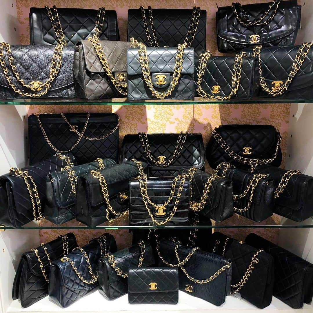 のインスタグラム：「💖VINTAGE CHANEL HEAVEN💖 Welcome to @vintageqoo Omotesando store! Open12:00-Close19:00 everyday❤️ Enjoy shopping TAX FREE with us! . . Address : Cinnamon Oak 1F 4-11-15 Jingu-mae Shibuya TOKYO JAPAN 150-0001 #qootokyo」