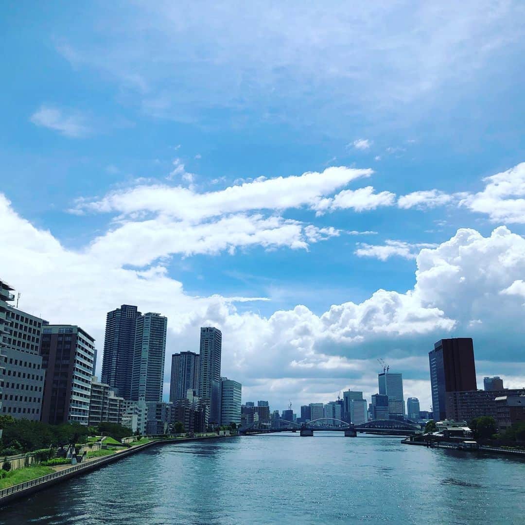 川坂勇太のインスタグラム：「隅田川からの空。あぁ暑かった…徒歩移動は間違いだった。 #ちょっと前の #いまそら #sky #tokyo #隅田川」