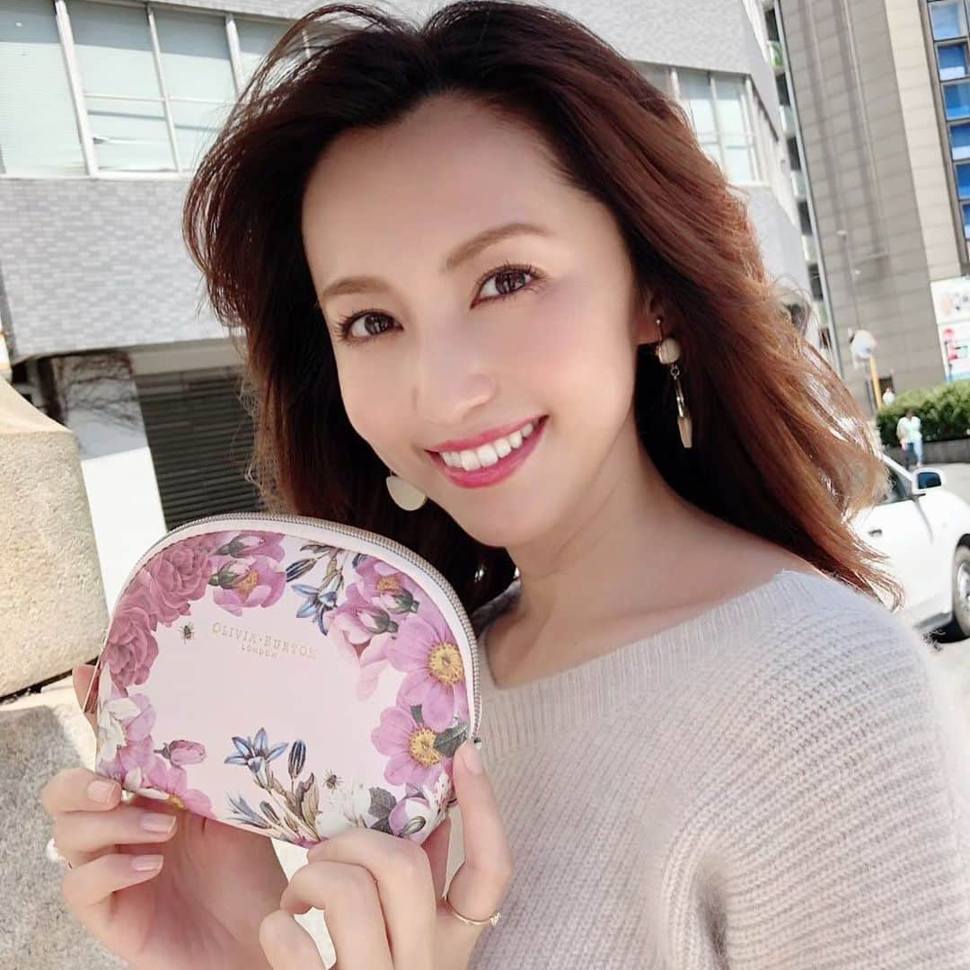 美人百花さんのインスタグラム写真 - (美人百花Instagram)「連日暑い日が続きますが、レディのみなさまは夏バテしてませんか〜？💦 編集部は次号の撮影真っ最中です💡 この時期のロケは本当に暑いのですが、秋物の厚手のお洋服を着ても 涼しげに笑っていらっしゃるのは、有村実樹ちゃん🐰✨ すごいしっかりした作り〜😳とびっくりしてくれた、今月号の付録・オリビアバートンの華やかなシェル型ポーチもお似合いです♡  こんなに可愛いのに、とにかく大容量なのがこのポーチの素敵なところ💐私はバッグの中でバラバラしがちだったガジェット類（充電器とか、ワイヤレスイヤホンとか）をまとめて入れてます♡毎日持ち歩くけど、裸で入れてるとあんまりレディじゃないな〜💦と悩んでいたので、このポーチがぴったり♡取り出すたびに女子力上がる感じがします✨ とにかくデイリーに使えるアイテムなので、ぜひゲットしてくださいね♡編集O  #美人百花 #有村実樹 #オリビアバートン #付録」8月13日 17時14分 - bijinhyakka