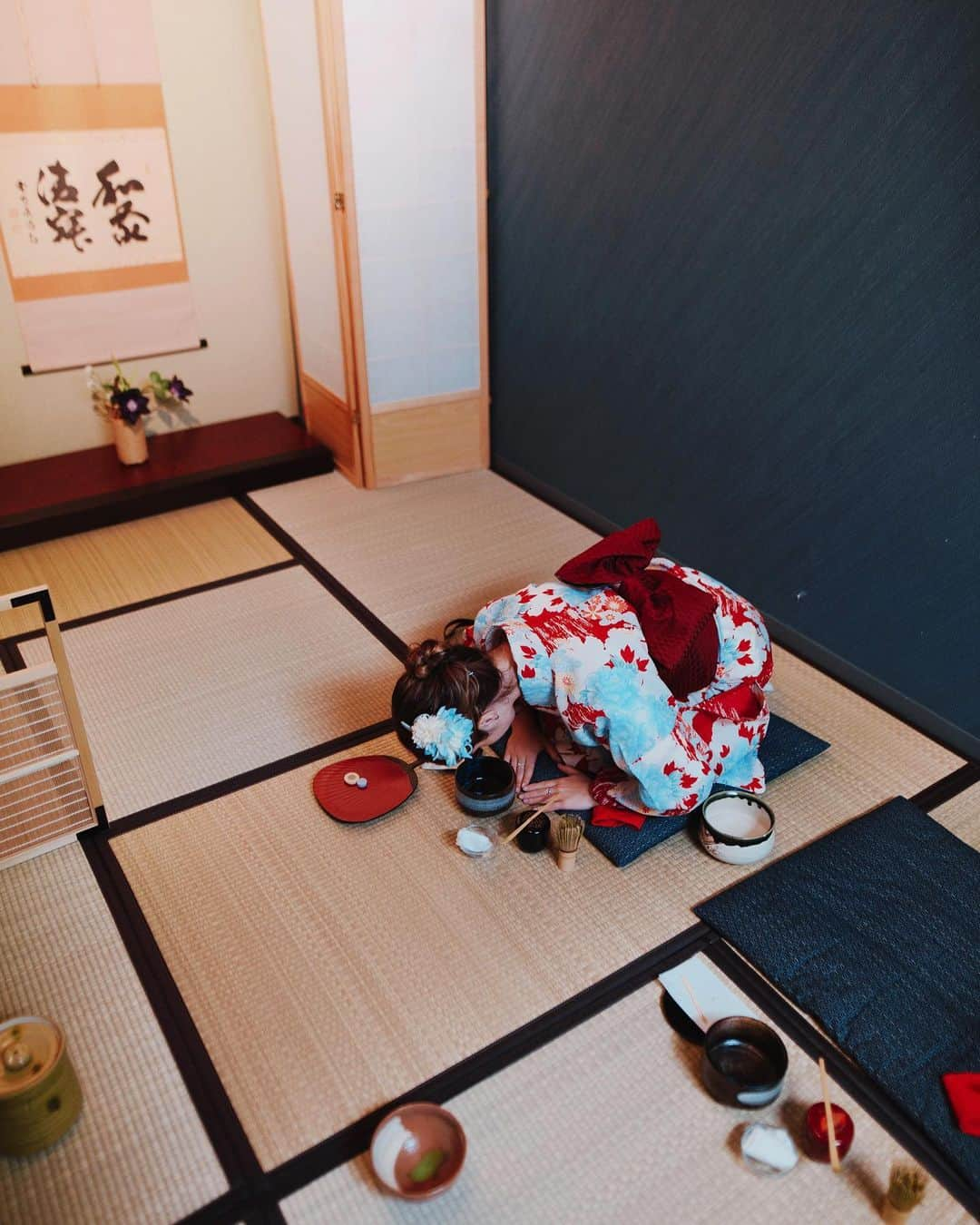 クリスシー・コスタンザさんのインスタグラム写真 - (クリスシー・コスタンザInstagram)「This was by far one of my favorite moments I’ve ever experienced. It was an honor to be able to learn and participate in a traditional tea ceremony, there are so many intricate details that come together to make tea ceremonies what they are. I felt peaceful and grateful leaving. Our host was very informative and kind, as well as patient as we learned what was expected of us. Being able to learn about kimono on top of all of that was very humbling. Thank you so much @maikoyakyoto for sharing a bit of Japanese culture with us and allowing us to participate. This experience was amazing and I am so grateful ♥️ Photos by @baeth of course」8月13日 17時18分 - chrissycostanza