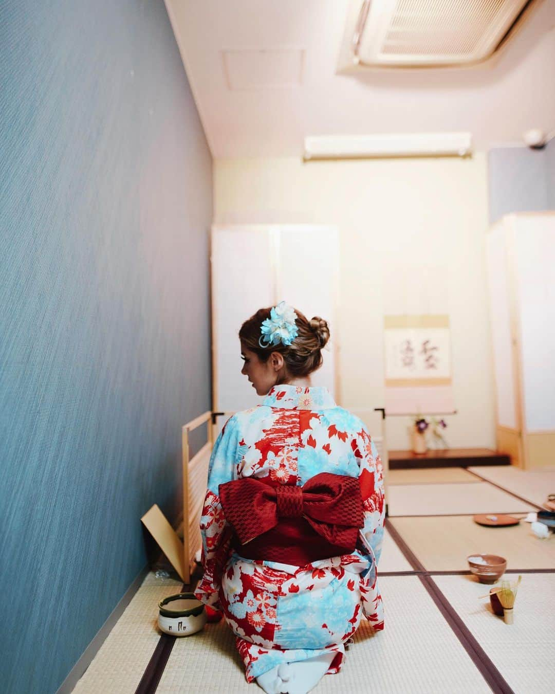 クリスシー・コスタンザさんのインスタグラム写真 - (クリスシー・コスタンザInstagram)「This was by far one of my favorite moments I’ve ever experienced. It was an honor to be able to learn and participate in a traditional tea ceremony, there are so many intricate details that come together to make tea ceremonies what they are. I felt peaceful and grateful leaving. Our host was very informative and kind, as well as patient as we learned what was expected of us. Being able to learn about kimono on top of all of that was very humbling. Thank you so much @maikoyakyoto for sharing a bit of Japanese culture with us and allowing us to participate. This experience was amazing and I am so grateful ♥️ Photos by @baeth of course」8月13日 17時18分 - chrissycostanza