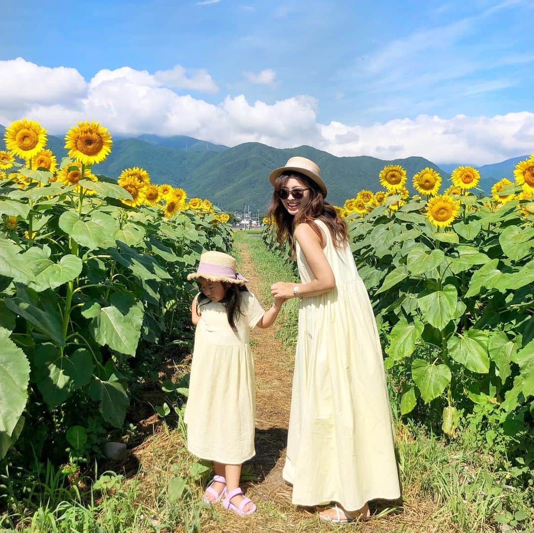 manamisotayutaさんのインスタグラム写真 - (manamisotayutaInstagram)「#ひまわり畑 🌻🌻🌻 今年も信州安曇野 #ほりがねの里  に🌻 まっすぐ太陽の方を向いていてほんときれーい✨✨✨ ひまわり大好き💛 元気になるー❤️ ひまわり見てたら長野朝日放送のインタビュー受けちゃった🤣 映るかなー🤣❤︎ ・ ・ その後は#国営アルプスあづみの公園  で#ニジマス つかみ取りしたり、川で遊んだり❤️ 夏休み大満喫💛💛 ＊ ＊ コーデはひまわりカラーの @mite__official  のワンピ💛 娘のワンピは @pairmanon ＊ ＊ 娘のワンピースは @pairmanon  お気に入りすぎてイエローも買い足し💛 ＊ ＊ ＊ #ひまわり#花畑#flower  #親子コーデ#summer  #国内旅行#夏休み#ママタビジョ #リンクコーデ#ふたごコーデ #trip#親子リンクコーデ #カベジョ#gw_mag #ワンピース #タビジョ#女子旅  #mamagirl #ponte_fashion #ルーファ #mineby3mootd」8月13日 17時18分 - manamisotayuta