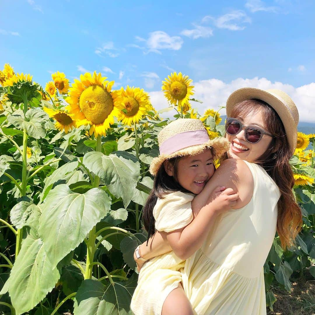 manamisotayutaさんのインスタグラム写真 - (manamisotayutaInstagram)「#ひまわり畑 🌻🌻🌻 今年も信州安曇野 #ほりがねの里  に🌻 まっすぐ太陽の方を向いていてほんときれーい✨✨✨ ひまわり大好き💛 元気になるー❤️ ひまわり見てたら長野朝日放送のインタビュー受けちゃった🤣 映るかなー🤣❤︎ ・ ・ その後は#国営アルプスあづみの公園  で#ニジマス つかみ取りしたり、川で遊んだり❤️ 夏休み大満喫💛💛 ＊ ＊ コーデはひまわりカラーの @mite__official  のワンピ💛 娘のワンピは @pairmanon ＊ ＊ 娘のワンピースは @pairmanon  お気に入りすぎてイエローも買い足し💛 ＊ ＊ ＊ #ひまわり#花畑#flower  #親子コーデ#summer  #国内旅行#夏休み#ママタビジョ #リンクコーデ#ふたごコーデ #trip#親子リンクコーデ #カベジョ#gw_mag #ワンピース #タビジョ#女子旅  #mamagirl #ponte_fashion #ルーファ #mineby3mootd」8月13日 17時18分 - manamisotayuta