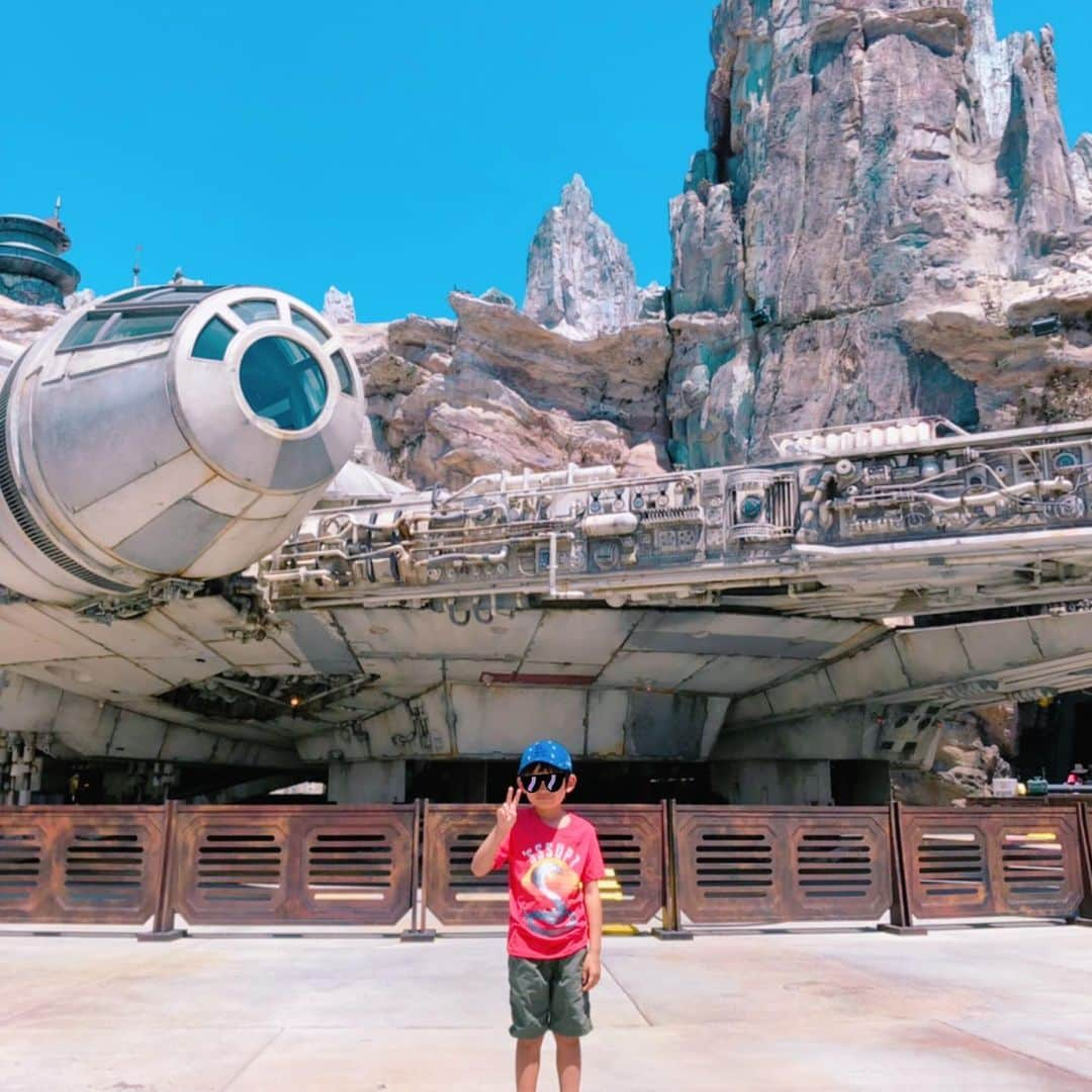 滝川その美さんのインスタグラム写真 - (滝川その美Instagram)「私が1番楽しみにしていたstarwars galaxys edge❗️ スターウォーズの世界に魅了されてから23年。。。 憧れの場所、嬉し過ぎます！！！ カイロレン！ストームトルーパー！チューッバッカにレイ！！に遭遇！ 歩いてるー！ 普通に歩いてる！ 感動っ😂 ミレニアムファルコンー！！ ママもアトラクション乗りたかったけど、娘と待機💦 パパ&息子で体感して貰いました！ またいつか必ず来るぞ！と心に誓って😊 #starwarsgalaxysedge #starwarsmania  #starwars  #maytheforcebewithyou  #フォースと共にあらんことを  #ミレニアムファルコン #私のコーディネートは無視して #バックパックは息子のマインクラフト #キャップは昨日購入のDodgers #息子より母さんが興奮してます #2019夏」8月13日 17時19分 - iam_sonomi_official