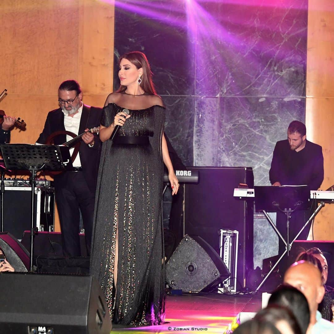 ヤーラさんのインスタグラム写真 - (ヤーラInstagram)「Thank you all for the beautiful Night💙😍❤️ Adha Mubarak everyone🙏🏻 #eidmubarak #eid #concert #fourseasons #Yaralb_lovers #Yara  من أجواء حفلة العيد🤗 #يارا #يارا_لوفرز #اضحى_مبارك」8月13日 17時20分 - yara