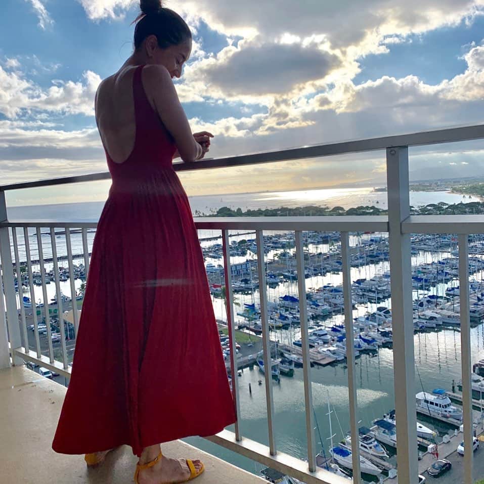 亀恭子のインスタグラム：「red×yellow ＋sunset❤︎ . . . someday's… hawaii #fashion #ootd #kkstyle #tokyo #kamescloset #onepiece #estellak #shoes #manoloblahnik #summer」