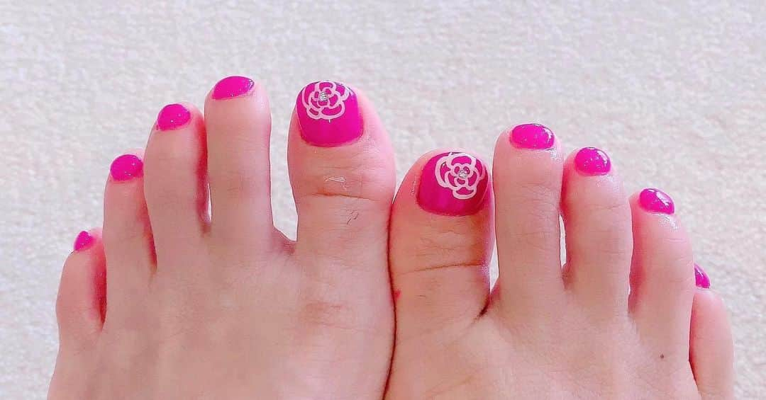 NAOMIさんのインスタグラム写真 - (NAOMIInstagram)「Foot nailも👣  まだ夏模様。  #濃いpink #親指だけ白カメリアを入れて #まだまだ暑いね😵 #足は派手でも大丈夫  #50代nail✨」8月13日 17時23分 - naominakano703