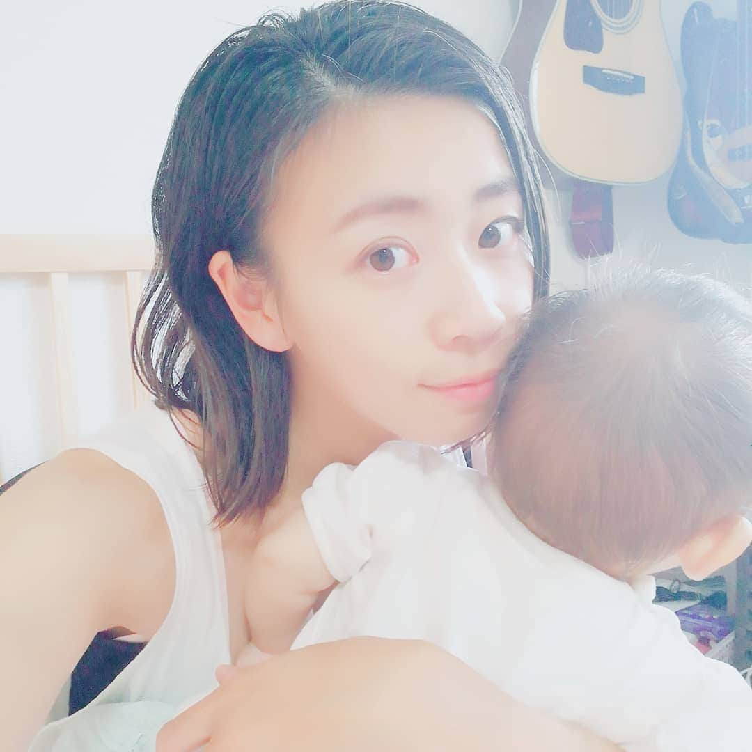 畠山智妃さんのインスタグラム写真 - (畠山智妃Instagram)「産後・子育て中って、 どうしてもお出かけするには一苦労で お家に居がちだけど、 少し努力してでもお出かけして外の空気吸って、世の中の人に触れたり、友達に会ったりするべきだなって思うんです。  目の前にいる天使のような我が子を外で見るとまた違った角度で可愛さに気づけることもあるし、  子育てって大変！って思ったときに他人を見ると、みーんな頑張って生きてるんだ！って気づける！  改めて、大好きなの友達たちに会えるとこんなに友達に会うのって楽しいんだ！！って思うし、 重い荷物と娘抱っこしてたら、電車で席譲ってくれると温かい気持ちになる。  自分一人の為に生きるのも大変だし、 子供守りながら生きるのも大変。  それでもいつも助けてくれるヒトが居てくれるんだなぁ〜っていう幸せがあるって気付ける♥  だからお出かけ積極的にするんだ＼(^o^)／ 疲れたら無理はしないし、 もちろん我が子に負担が大きくならないように考えながらだけど🤗  毎日、いろんなところで幸せ見つけたいなぁって思っている🍀✨ 今日も幸せ見つけにいってきまーす♥  #産後 #赤ちゃんのいる生活 #息抜き大事 #一人じゃない #生後9ヶ月 #頑張るより #楽しむ」8月13日 17時27分 - chaki_wooper