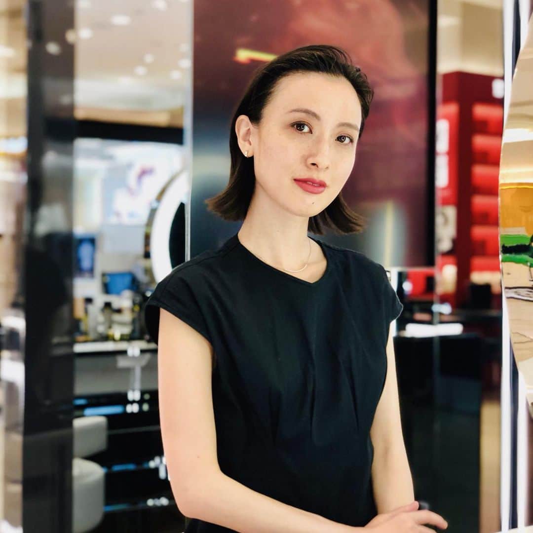 前田紀至子のインスタグラム：「トム フォード ビューティから8月16日に発売されるアイ カラー クォードの新色を紹介するムービーを撮影しました。 一生使い続けるであろう究極の4色パレットアイカラー クォードですが、今回発売されるのは赤みブラウン系の「ボディ ヒート」と肌なじみ抜群のコーラルカラーが魅惑的な「サスピション」。グリーン、ブラック、ブラウンといったディープカラーが織りなす「ダブル インデムニティー」の3色。 どれも流石すぎる色味や質感でもれなく全色欲しくなりましたが、この写真で塗っているのはボディ ヒート。この他のカラーも実際に塗ったらどうなるのかは、是非 @takashimaya_beauty からムービーをご覧くださいね。 こちら、光栄なことに半年ほどナビゲーターを務めさせて頂いていますが、ビューティの情報&BAさんによるメイクのムービーなどが沢山チェックできるおすすめのアカウントです。  #takashimayabeauty#tomfordbeauty#トムフォードビューティ#eyecolorquad#アイカラークォード#bodyheat#ボディヒート#サスピション#suspicion#ダブルインデムニティ#紀至子美容2019」
