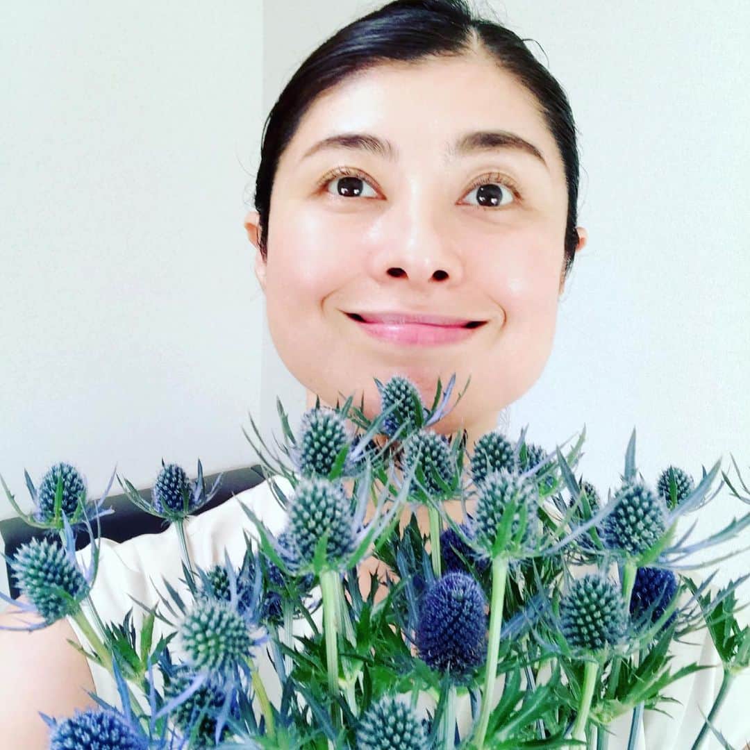 間々田佳子のインスタグラム：「悲しい😭時も頬を上げていれば 気持ちはあがる💪💪💪 ずっと楽しみにしていた イルカツアー🐬 今夜出発だったのに… 台風の影響で中止😭😭😭 悔しくて かわいいお花を買いました…😭😭😭 ブルーのお花😭  気持ちはとってもブルーでございます… 😭😭😭😭 でも顔はニコニコで頑張ります😭💪 今日は目黒レッスンです  お盆につき 空席あり  ぜひ私をなぐさめに みなさま来てくださ〜い💦😭 #間々田佳子 #辛い時こそ口角アップ」