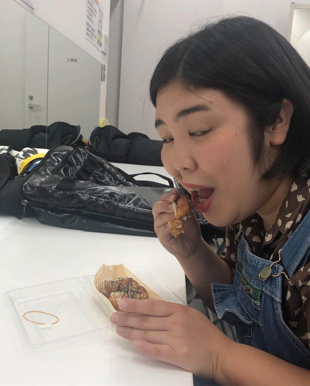 小山英機さんのインスタグラム写真 - (小山英機Instagram)「. 熊本プロレスとたこ焼きダイエットしたで〜🙌 いいダイエットになりました！！ . #NGK前でお盆限定で芸人がたこ焼き屋さんやってます #塩昆布マヨが美味しすぎました #皆さんも是非食べてみてください #一生のお願い使います」8月13日 17時32分 - monkoya13