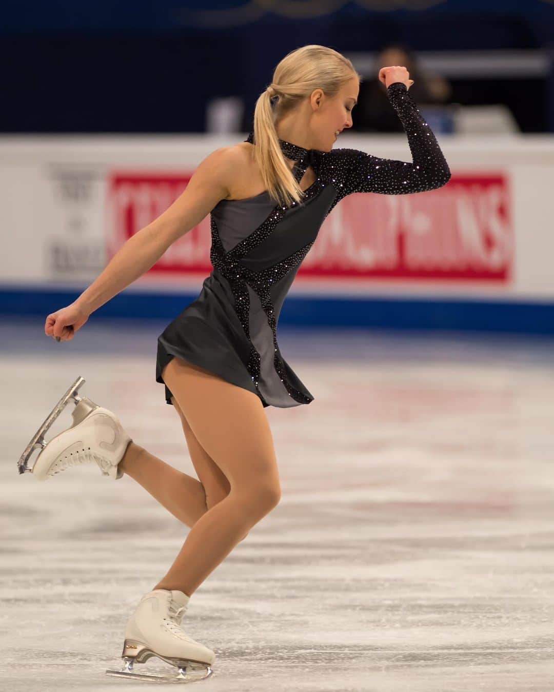 キーラ・コルピのインスタグラム：「I miss the feeling of being fierce on the ice!💥💪🏽⛸❤️ Photo from 2015 by @ajtlpictures⚡️」