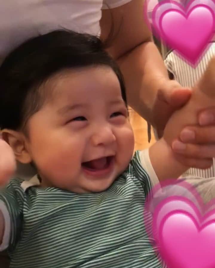 ソンイのインスタグラム：「今日で生後4ヶ月ラストdayなので、4ヶ月の息子のお気に入り動画まとめ👶🏻🌻🎐🍉﻿ ﻿ 最近はずり這い奮闘中で少しの距離移動したり、布の絵本やおもちゃにもたくさん興味でてきたよう🥰﻿ 下の歯も触るとあって歯がかゆいのかしゃくれ顔をしたり🤣ぜんぶがかわいい💗﻿ ﻿ 新生児から愛用してきたドッカトットのベッドはそろそろサイズアウトかな🥺﻿ 寝返りできなくなるから安心で夜中はまだ使ってるけど本当にお世話になったベビーグッズでした😌﻿ ﻿ #生後4ヶ月 #男の子ベビー #爆毛赤ちゃん﻿」