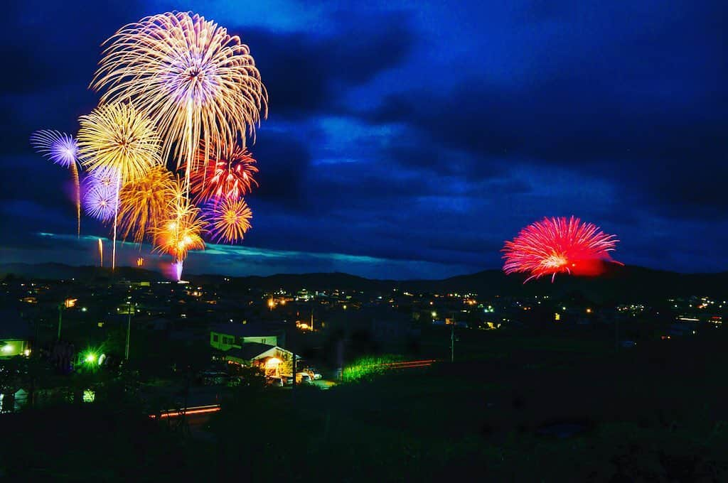 福島県さんのインスタグラム写真 - (福島県Instagram)「来て！ 浅川の花火 約300年前に始まった伝統的な花火大会で、毎年8月16日に行われています。打ち上げ花火や趣向を凝らした仕掛け花火が、夜空を華麗に彩ります。城山の頂上から、まるで火山が噴火したかのように扇形に炸裂する「地雷火（じらいか）」は圧巻です。 #浅川町 #花火 #地雷火 #福島 #ふくしま #ふくしまからはじめよう #来て #futurefromfukushima #fukushima #traveljapan #japantrip #explorejapan #japanadventures #japanholiday #beautifuldestinations #instatrip #art_of_japan #instagramjapan #japan_of_insta」8月13日 17時40分 - realize_fukushima