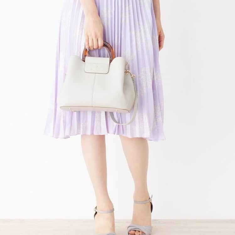passage mignonのインスタグラム：「passage mignonのAWシーズン注目アイテムをご紹介❣️ . サイドタックが特徴の女性らしいショルダーバッグ🎀 . . しなやかな素材とべっ甲風のハンドルで高級感UP💖 . 付属のストラップを外せばハンドバッグとしてもお使える2way仕様がうれしい☺️ . . . #passagemignon#パサージュミニョン#パサージュ#バッグ好き#トートバッグ#ショルダーバッグ#秋の新作#大人可愛い#大人カワイイ#上品可愛い#トレンドファッション#ファッションアイテム#お出かけバッグ#プチプラ高見えコーデ#ピンク好きな人と繋がりたい#🎀」
