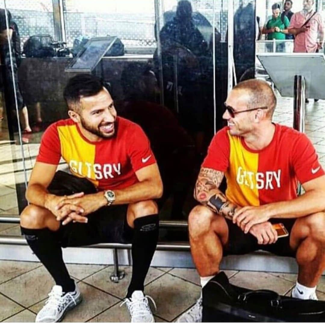 ヤシン・エズテキンのインスタグラム：「Seninle oynamak gurur vericiydi. Herşey için teşekkürler. @sneijder10official #adamsın #10 #numara #seviyorumseni」